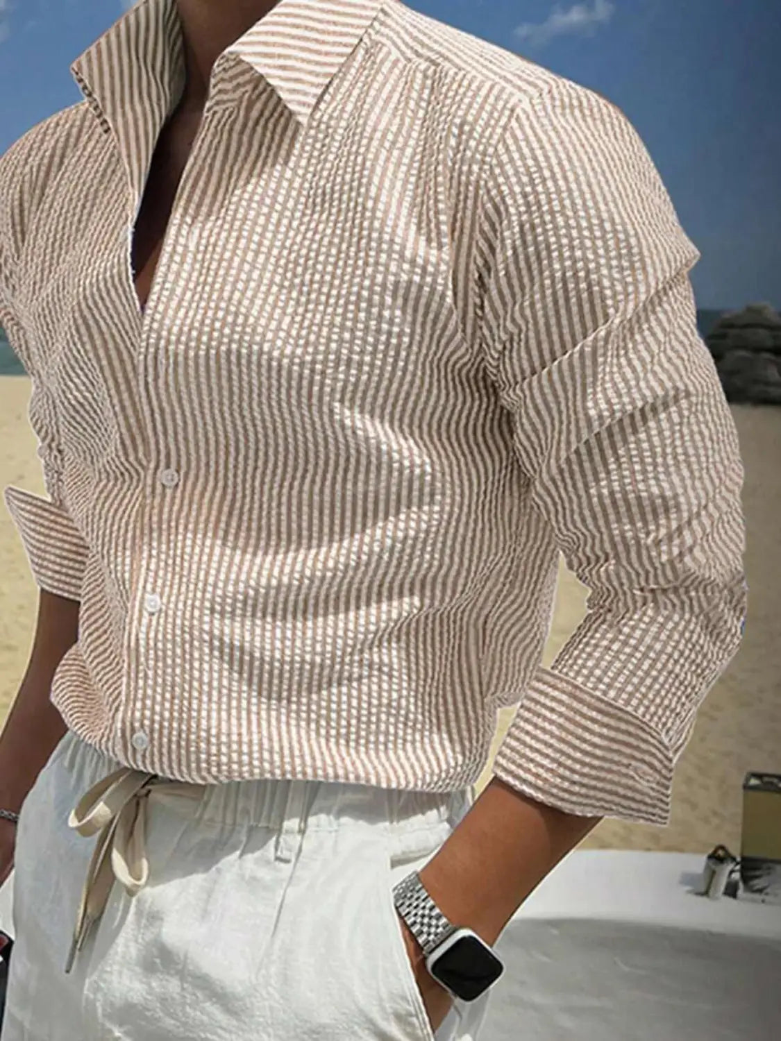 Chemise décontractée à manches longues pour hommes beige et blanc, à rayures verticales, avec un tissage texturé discret.