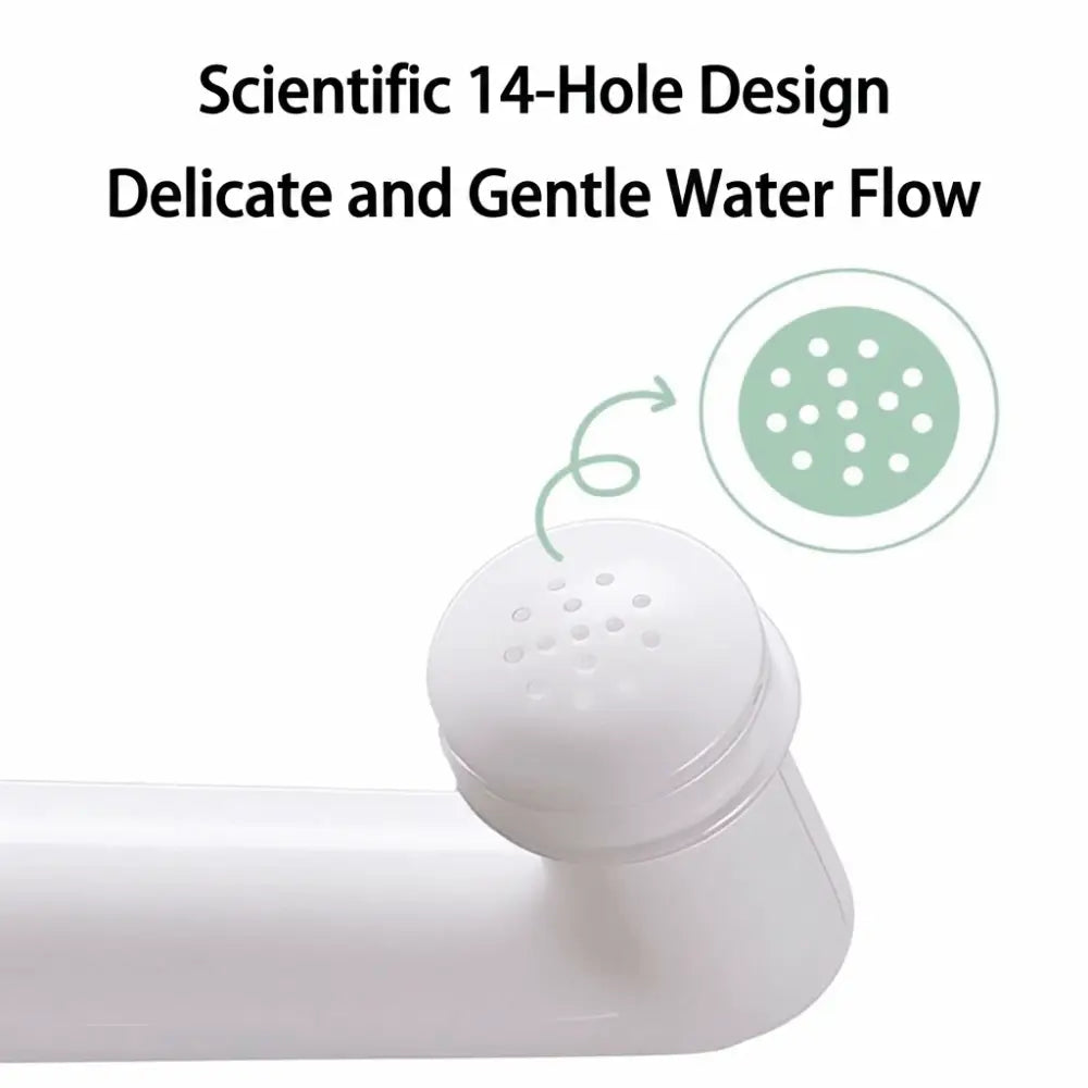 Eine weiße Kunststoff-Duschbrause mit einem wissenschaftlichen 14-Loch-Design für einen sanften Wasserfluss auf einer Peri-Flasche zur postpartum perinealen Reinigung.