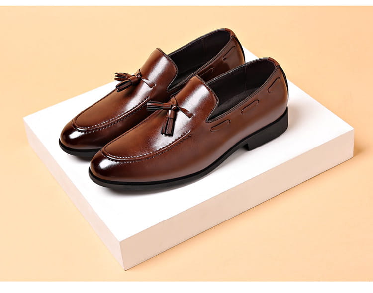 mocassins en cuir marron à pampilles, finition polie et semelles noires, pour homme, chaussures professionnelles à enfiler.