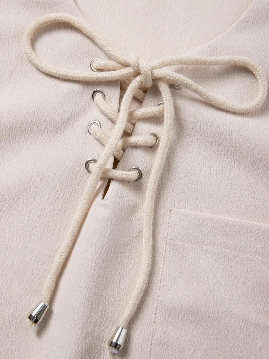 Cremefarbenes Herren-Schnürstrick-Ärmellos-Top mit silberfarbenen Ösen und passenden Kordelzügen, ärmelloses Casual-Shirt.