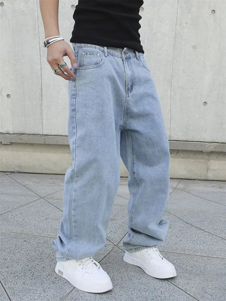 Jeans en denim Y2K hommes ample à jambe large en denim clair, avec une coupe décontractée et une conception classique à cinq poches.