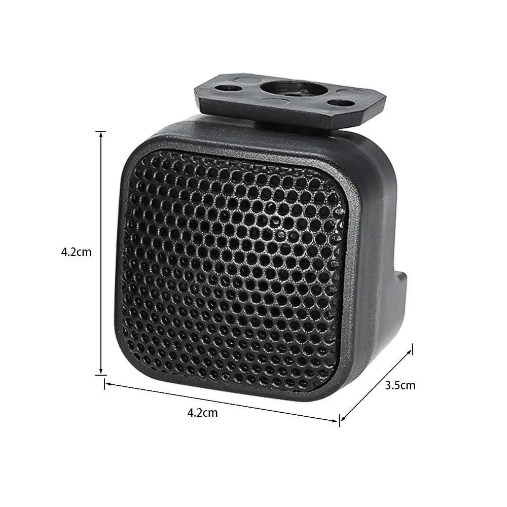 Tweeter tipo domo de coche negro compacto con forma cuadrada de 500 W, con rejilla perforada y soporte de montaje para uso de audio automotriz.