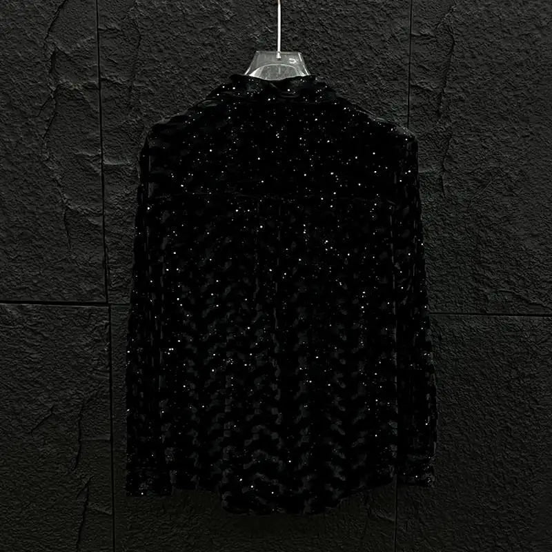 Camisa de terciopelo negro para hombre, de manga larga y con botones, adornada con brillantes lentejuelas, para un estilo formal elegante.