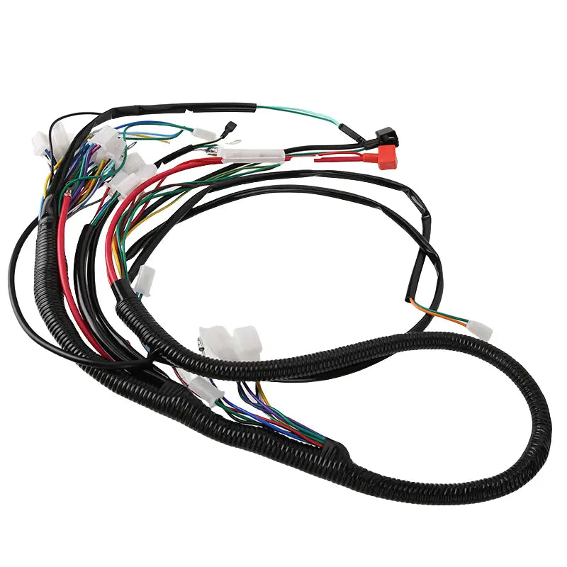 Schwarzer gewellter Schlauch, der ein komplexes Netzwerk mehrfarbiger Kabel mit verschiedenen Steckverbindern in einem Kabelbaum für ein ATV-Offroad-Gokart beherbergt