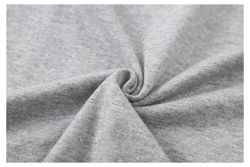 T-shirt vintage à motif de voiture de muscle fabriqué dans un tissu en coton chiné gris clair, doux, avec une texture subtile et des plis délicats.