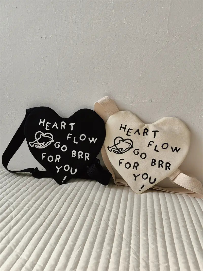 Koreanische Kinder-Umhängetaschen mit Herz-Crossbody in Schwarz und Creme mit herzförmigem Design und weiß besticktem Text „heart flow go brr for you“