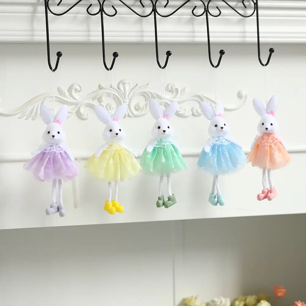 fünf pastellfarbene Hasen-Anhänger, gekleidet in zarte Tüllröcke und passende Schuhe aus dem Oster-Feen- und Osterhasen-Anhängeset.