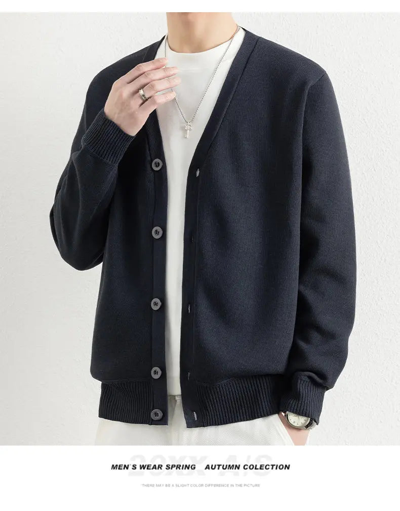 Schwarzer Strickcardigan mit gerippten Bündchen und Saum sowie passenden dunklen Knöpfen, dargestellt im Herren-Cardigan mit Knopfleiste.