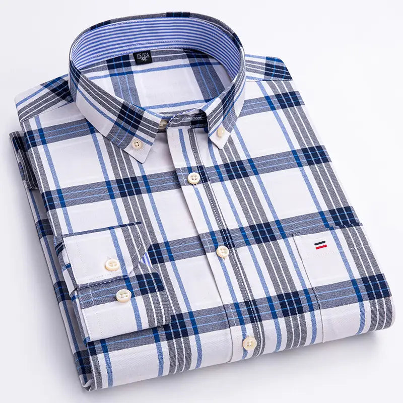 Chemise oxford à carreaux en coton, grande taille pour homme, bleu et blanc, avec un motif quadrillé gris discret, des boutons de couleur crème et un petit écusson logo sur la poitrine à gauche.