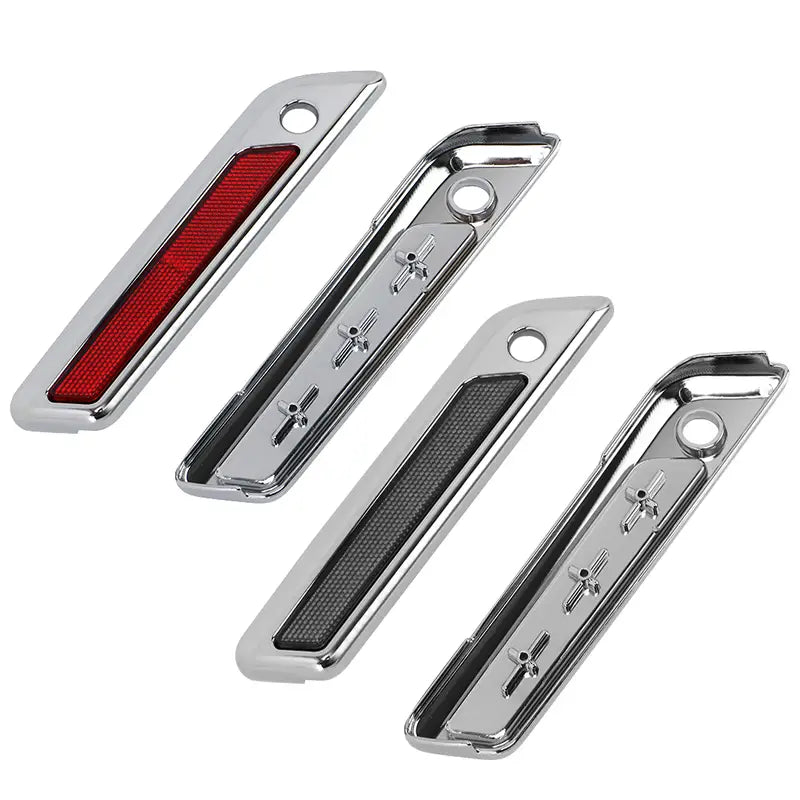 Cubiertas de pestillo de alforja con acabado en cromo para Harley Touring de 2014 en adelante con insertos texturizados rojos y negros, mostradas desde el lado posterior.