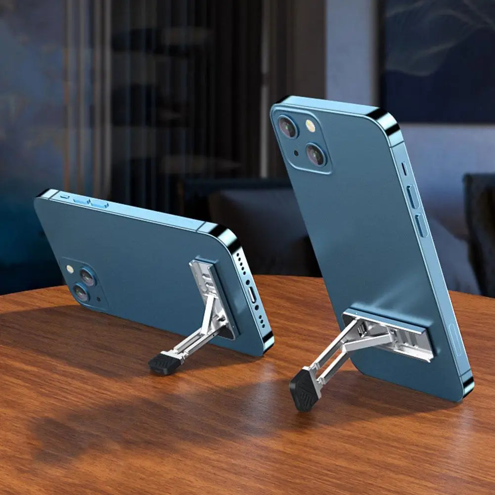 Support portable pliant pour ordinateur portable en aluminium argent métallique, avec patins en caoutchouc noir, vu depuis le côté arrière.