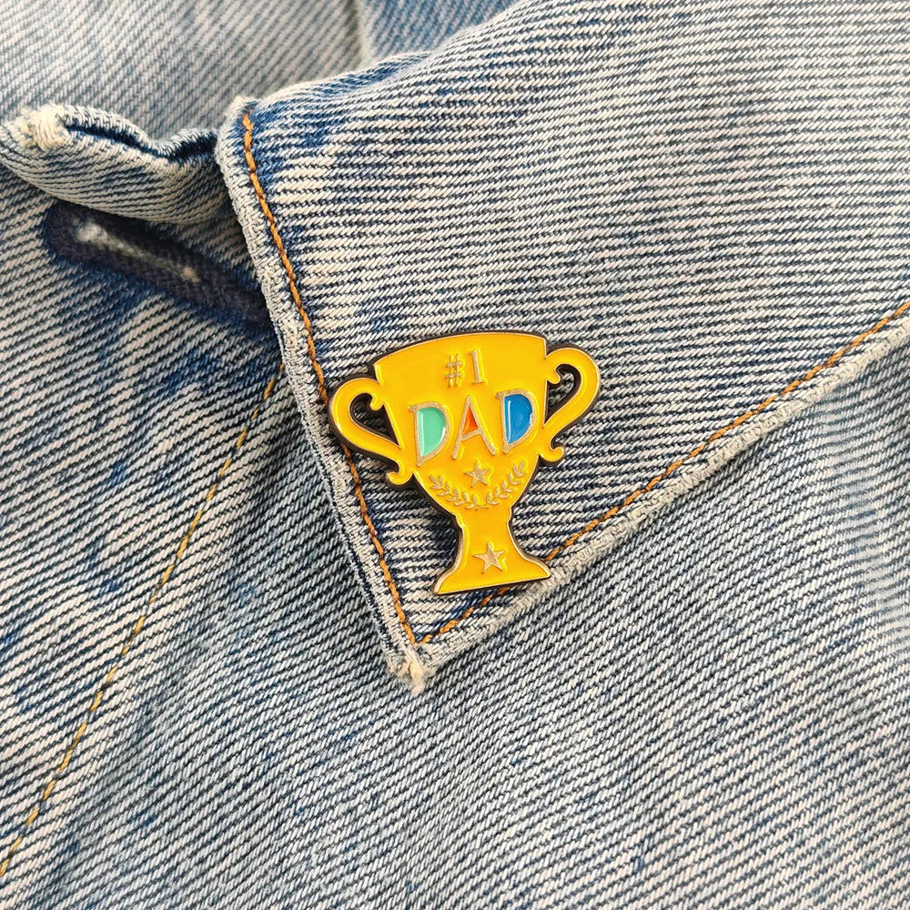 Fathers Day Enamel Pins Number 1 Dad Trophy Brooches Golden Cup Metal Badge Clothes Backpack Lapel Pin Family Gift for Father