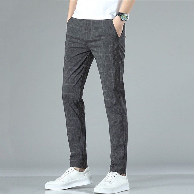 Pantalon de costume d’affaires pour homme en soie glacée, gris foncé, motif à carreaux discret fabriqué dans un tissu lisse.