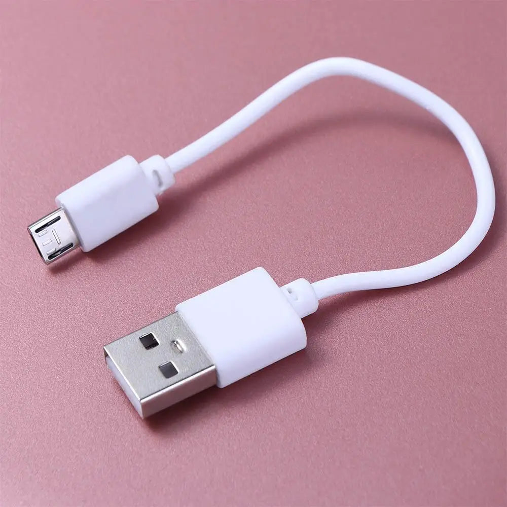 Cable blanco micro USB de carga rápida con un diseño flexible ligeramente curvado para una carga eficiente del dispositivo.