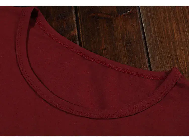 T-shirt bordeaux riche en coton pour homme, à manches longues, encolure en V, coupe slim, avec une encolure ronde finement cousue.