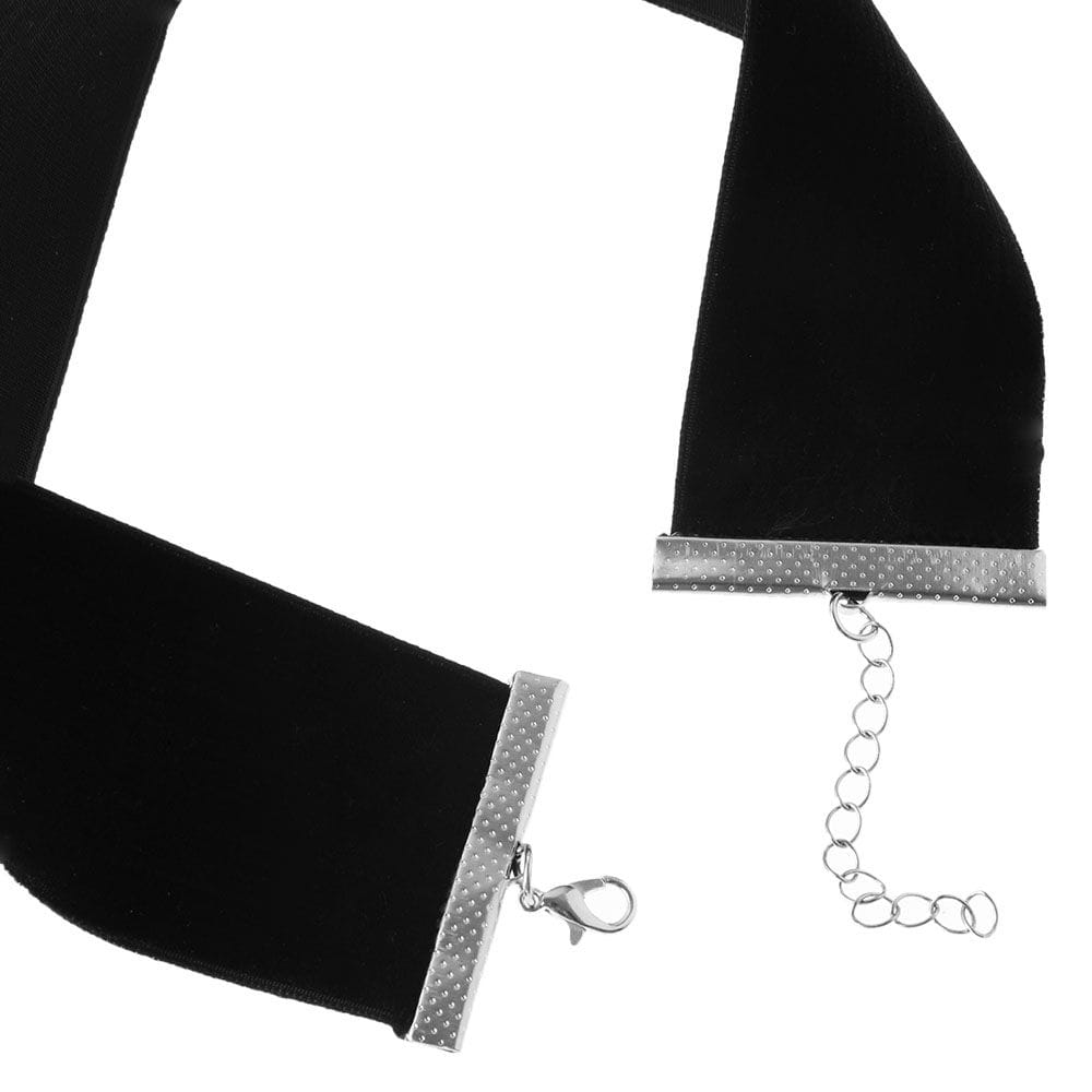 Collier ras du cou en velours noir avec fermoir en métal à ton argenté et chaîne, mettant en valeur un style de bijoux gothiques vintage.