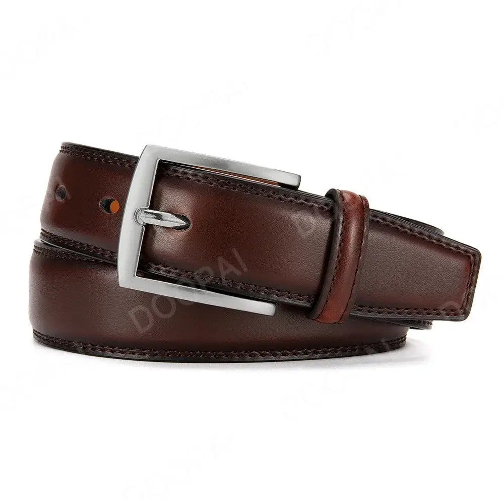 Ceinture à cliquet en cuir pour homme en cuir brun, avec boucle automatique rectangulaire à l’aspect argenté et couture contrastante.