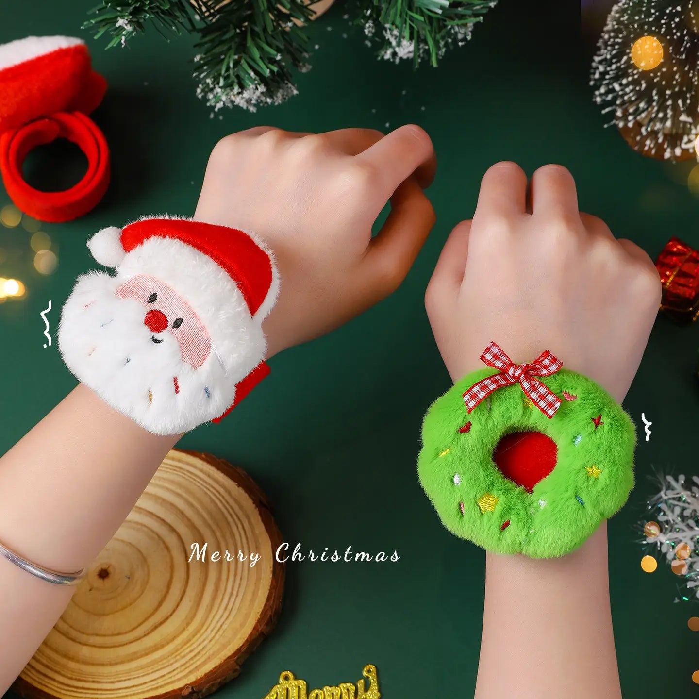 Pulsera tipo eslogan navideña esponjosa para niños, con brazaletes suaves en rojo, blanco y verde, con detalles bordados de Santa y de la corona.