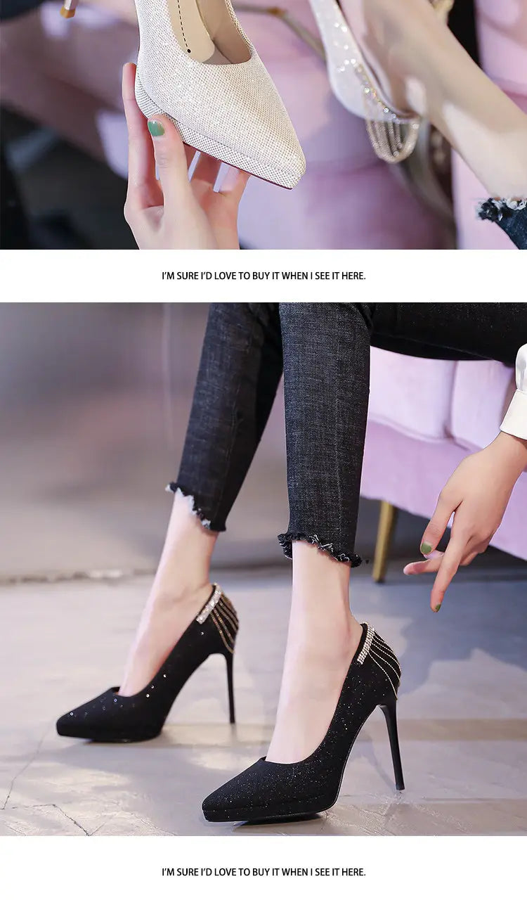 Glänzende silberne, glitzernde High-Heel-Pumps mit spitzer Kappe und Stiletto-Absatz, entworfen als Kristall-Hochzeitschuhe, Plateau-Bridal-Heels.