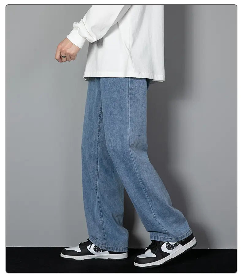 Herren-Casual-Jeans in geradem Schnitt mit weitem Bein in hell gewaschenem Blau mit entspannter gerader Beinform aus Denim-Material.