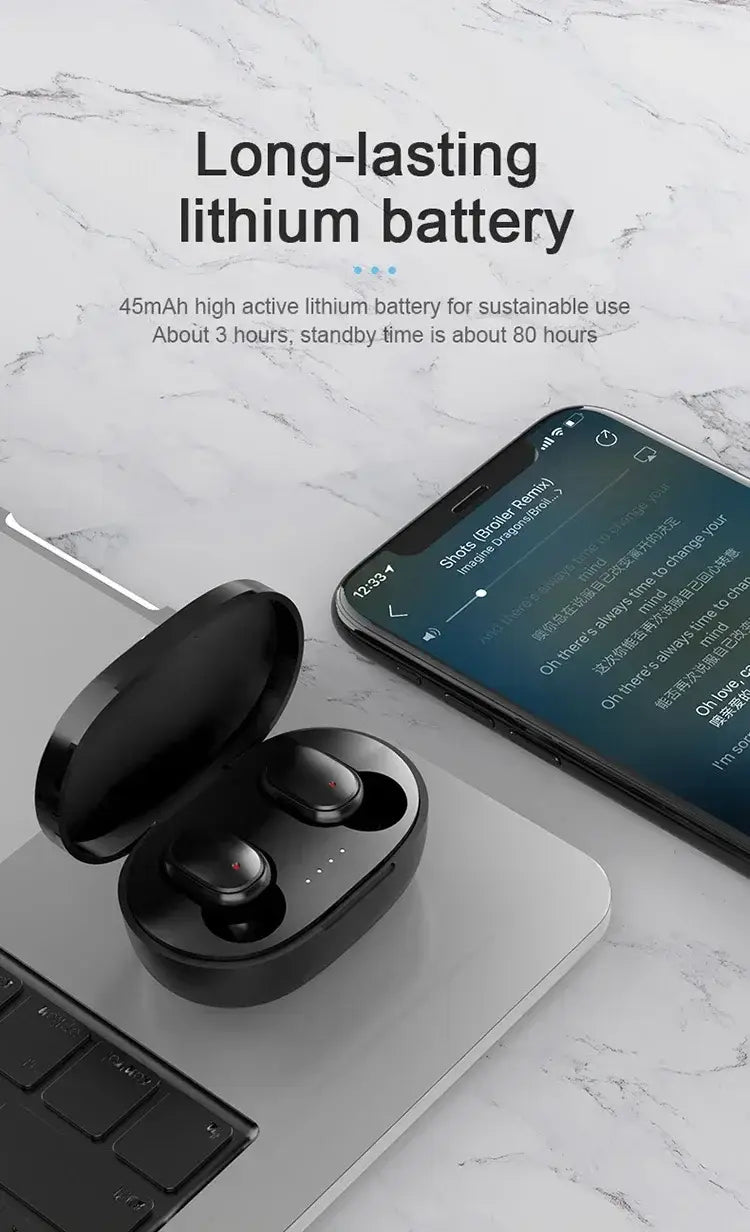 Schwarze kabellose Bluetooth-Ohrhörer mit Touch-Steuerung in einem eleganten Ladeetui mit matter Oberfläche und dezenten LED-Anzeigeleuchten zur Verwendung als Sport-Headset