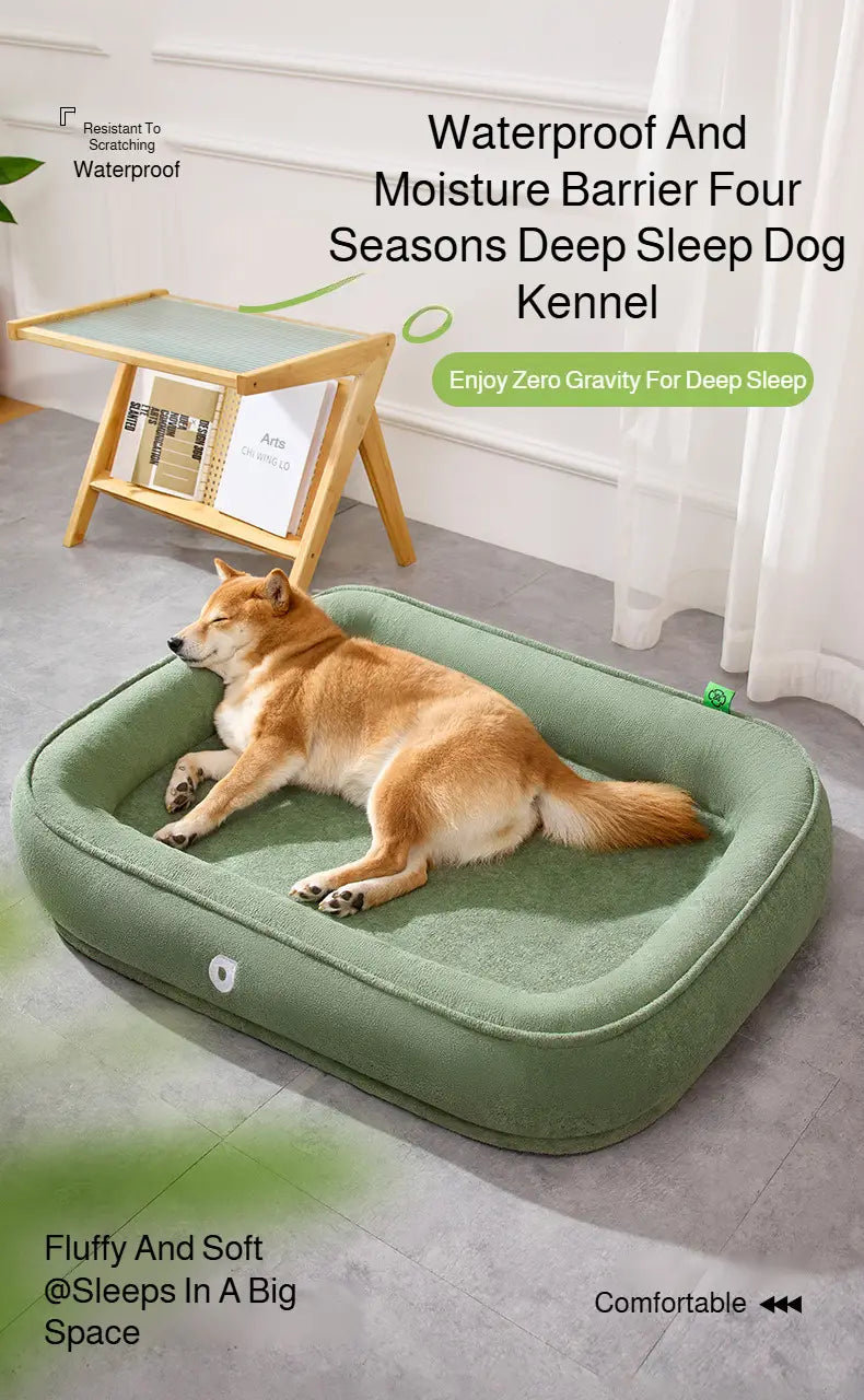 Una cama para perros con forma de cojín tubular acolchado color verde salvia, con un interior suave y acolchado y bordes elevados, diseñada como un cojín para mascotas lavable.