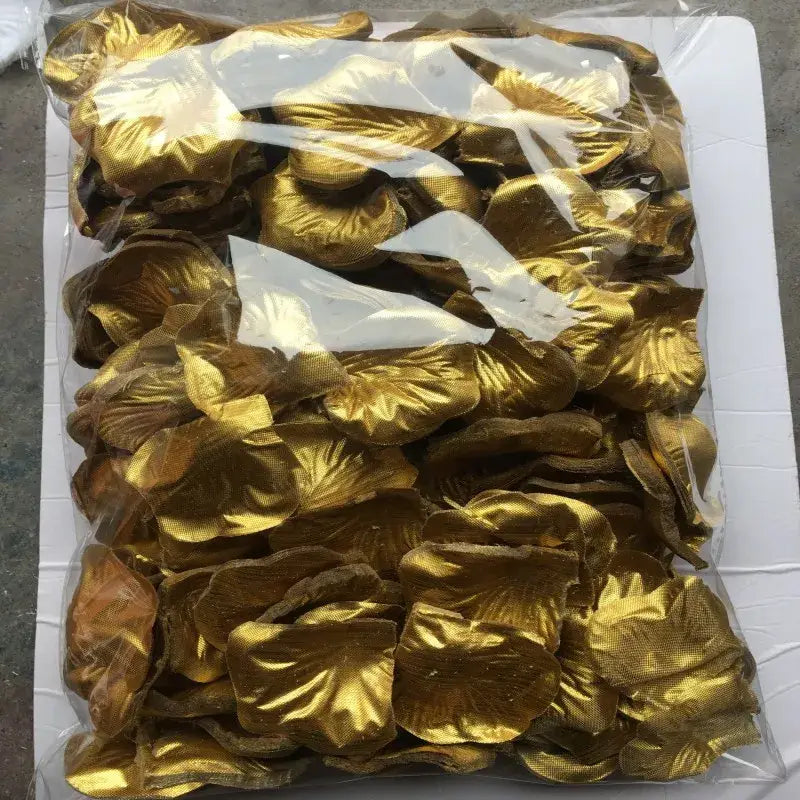 eine Tüte voller glänzender goldfarbener Stoff-Rosenblüten aus der Kollektion „5500 bunte Rosenblüten“ zur Hochzeitsdekoration