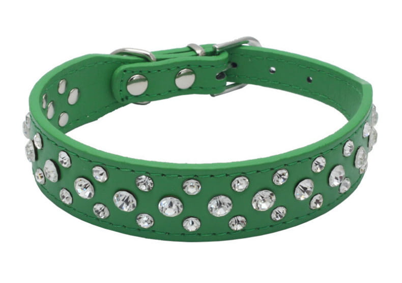 Grünes Leder-Hundehalsband für kleine Hunde und Katzen, verziert mit funkelnden klaren Strasssteinen und Metallbeschlägen in Silberoptik, aus Kunstleder gefertigt