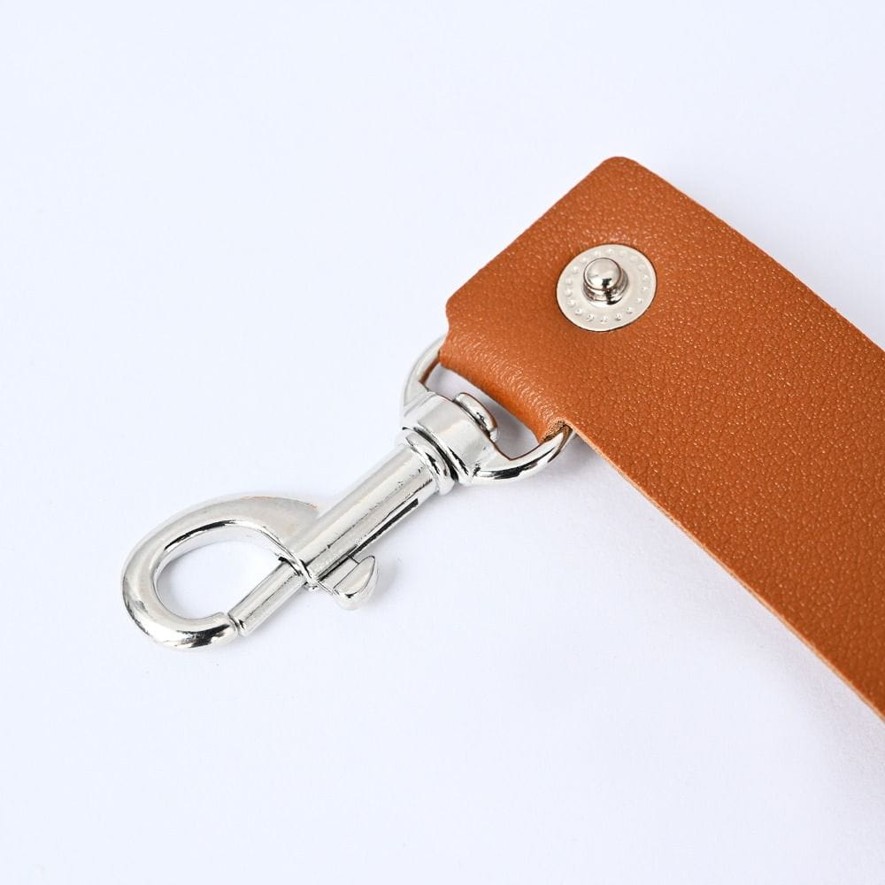 Hellbrauner Pu-Leder-Schlüsselanhänger mit silberfarbenem Metallverschluss und Knopf, ausgelegt als Anti-Verlust-Autoschlüsselriemen-Anhänger.