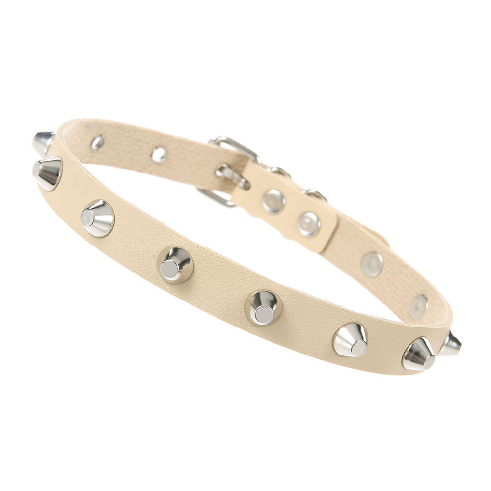 ras-cou en cuir beige à pointes style punk, col orné de clous coniques à tons argentés et d'une boucle métallique assortie, idéal pour la soirée, les fêtes et la mode gothique.