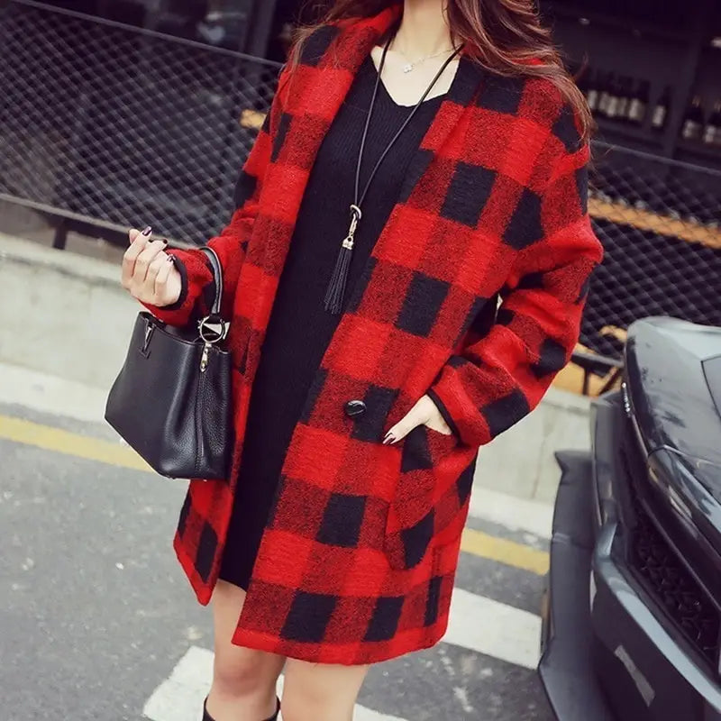 Manteau en laine à carreaux rouge et noir avec tissu texturé et confortable, associé à un long collier à gland en alliage de zinc présentant un type de chaîne durable de type métaux pour femmes.
