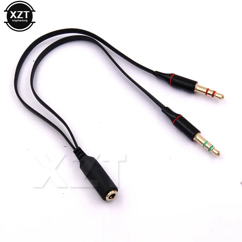 ヘッドセット用ゲーミングヘッドホン向けに設計された、金メッキチップを備える2つの3.5mmオスコネクタと1つのメスコネクタの黒色有線オーディオ分配ケーブル(音質向上対応)。