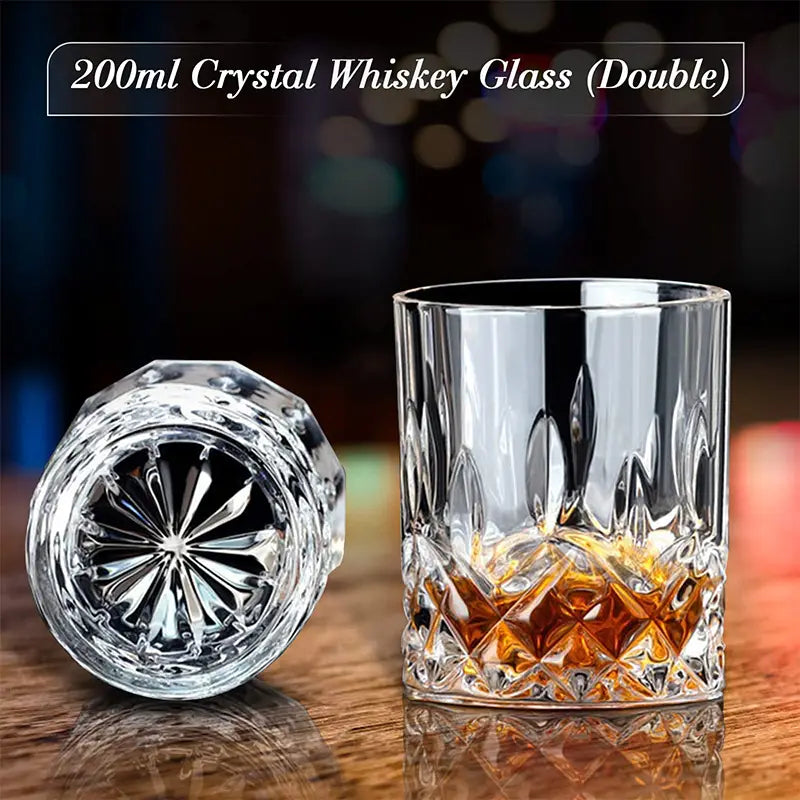 Klare Kristall-Whiskeyglas mit facettiertem Diamantschliff und stabilem Boden aus dem Whiskey-Steine-Geschenkset mit Gläsern und Holzbox