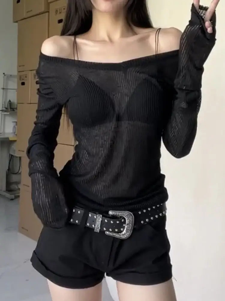 Schwarzer schierer Langarm-V-Ausschnitt-Top mit gerippter Textur und Bardot-Design für schmale Casual-Bekleidung.
