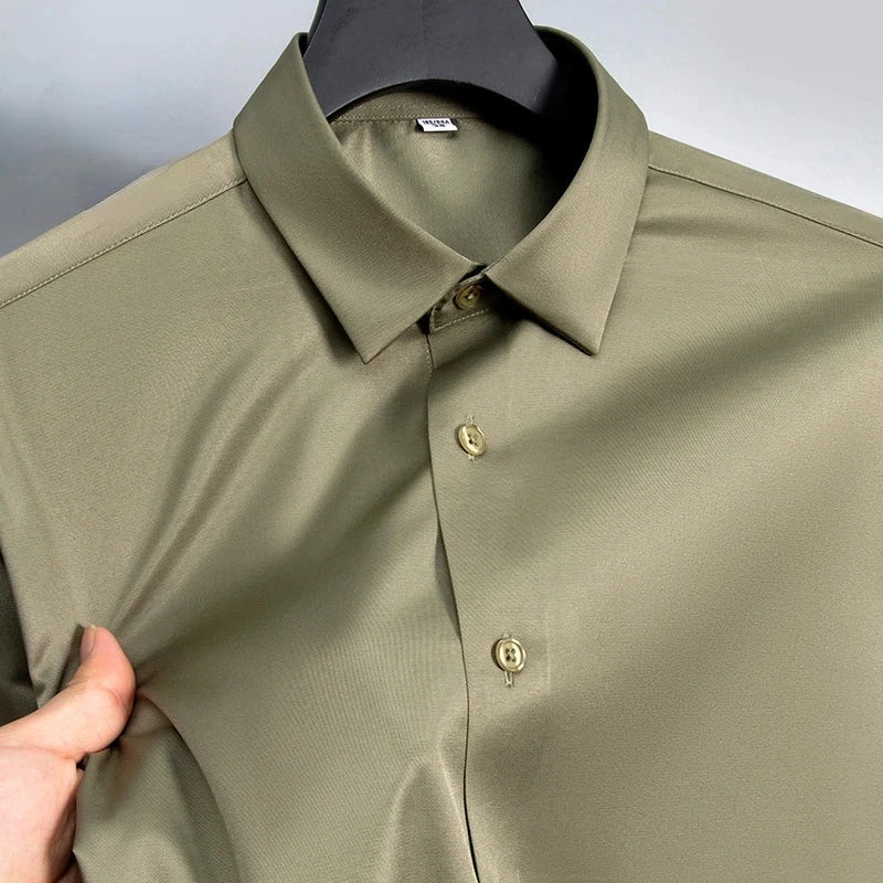 Chemise habillée vert olive pour homme à coupe slim, avec col net et boutons assortis, dotée d’un tissu anti-froissement et de manches longues.