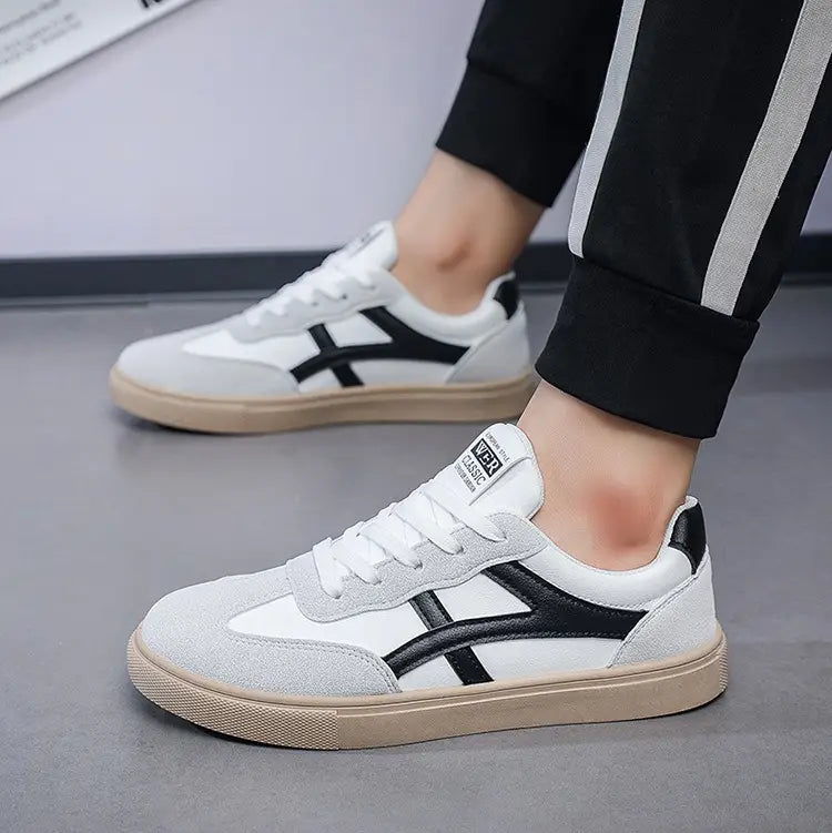 Sneakers décontractées pour hommes, chaussures de marche légères, avec le design Onitsuka Tiger blanc et noir, dessus texturé et semelle extérieure en caoutchouc beige.