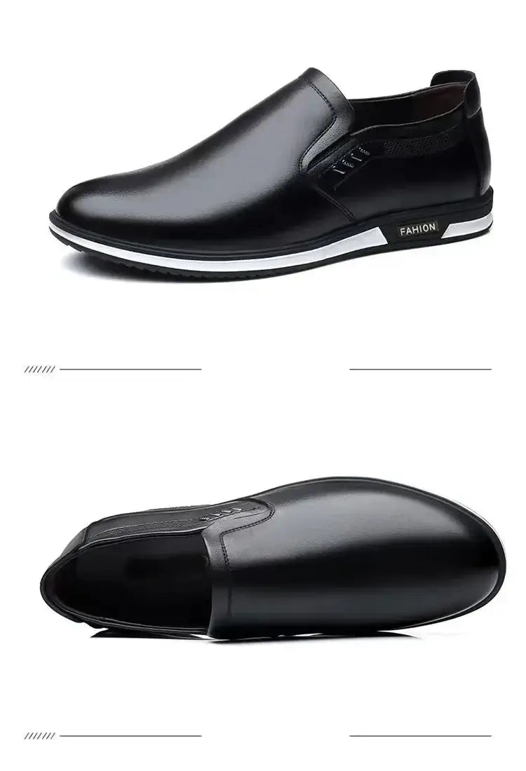 Zapato de conducción casual de cuero para hombre, tipo slip-on, en color negro, con suela de goma blanca y logotipo de moda en el lateral.