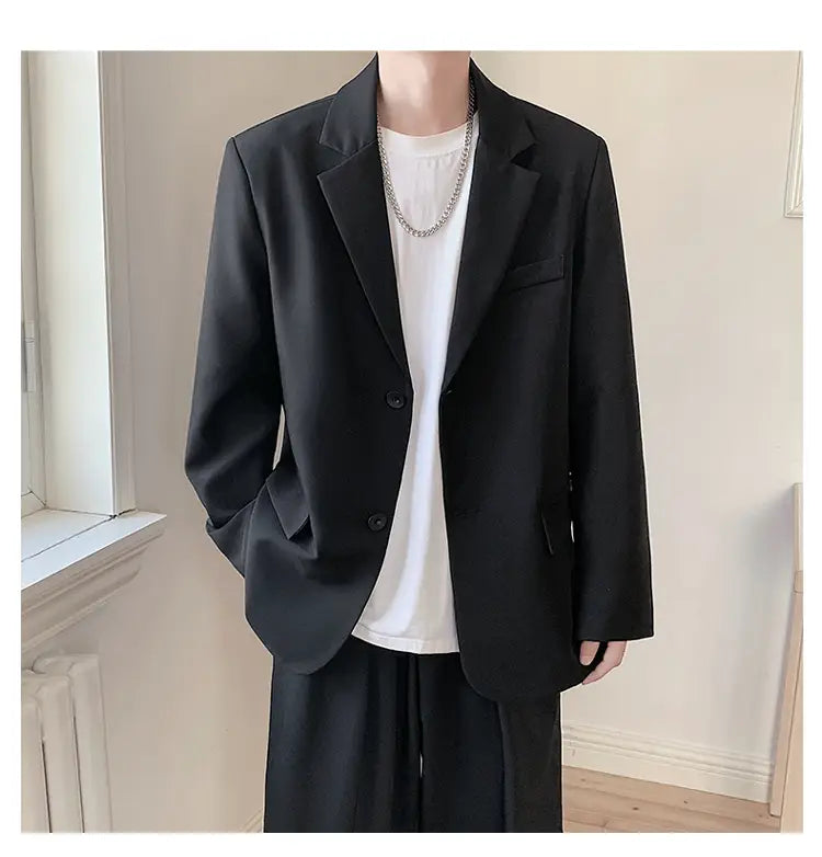 Herren-Casual-Sakko in Schwarz mit elegantem modernem Schnitt und dezentem Strukturmuster.