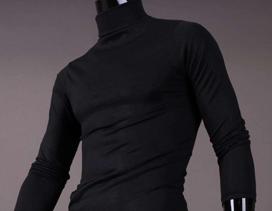メンズ向けのスリムフィットスタイル。ロングスリーブのブラックの体にフィットするサーマルタートルネックセーターです。