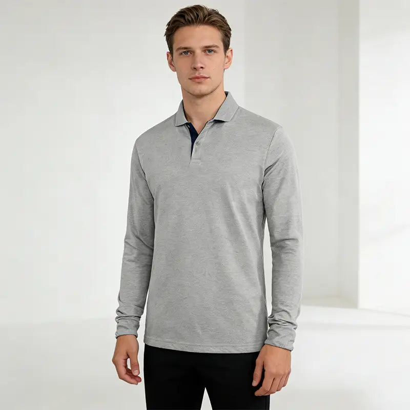 Ein Herren-Polohemd mit langem Baumwollärmel aus meliertem grauem Strickstoff mit kontrastierendem innerem Kragen und verdeckter Knopfleiste in Navyblau.