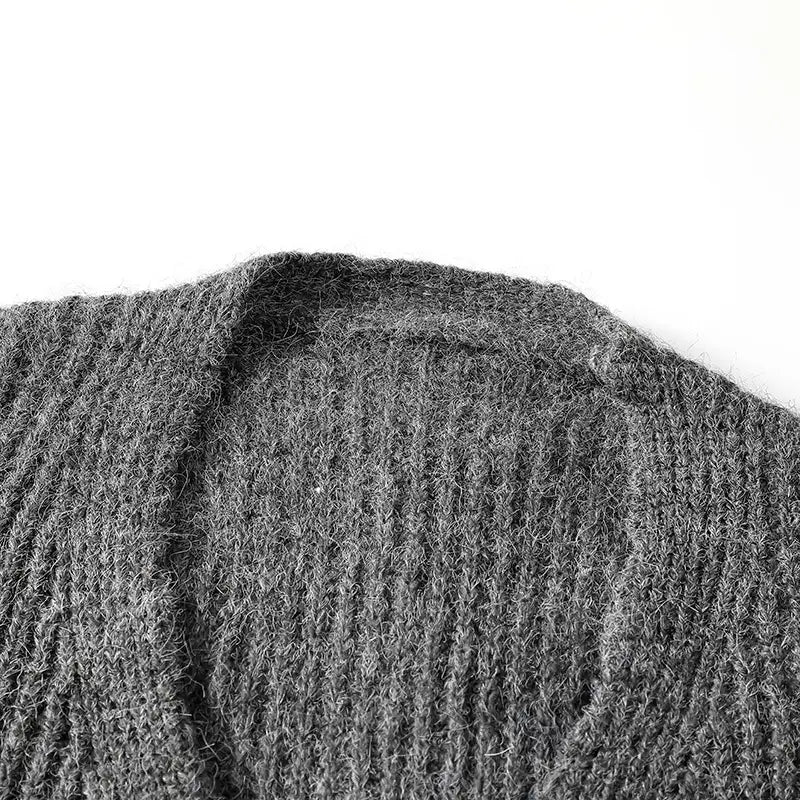 Herren-V-Ausschnitt-Strickcardigan in dunklem Grau mit strukturiertem Strick, geripptem Ausschnitt und sichtbaren Garnfasern
