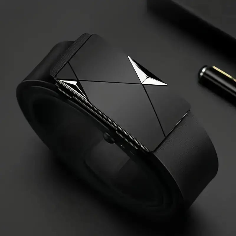 Cinturón automático de cuero negro para hombre con una hebilla metálica elegante y un emblema triangular en tono plateado con diseño geométrico.