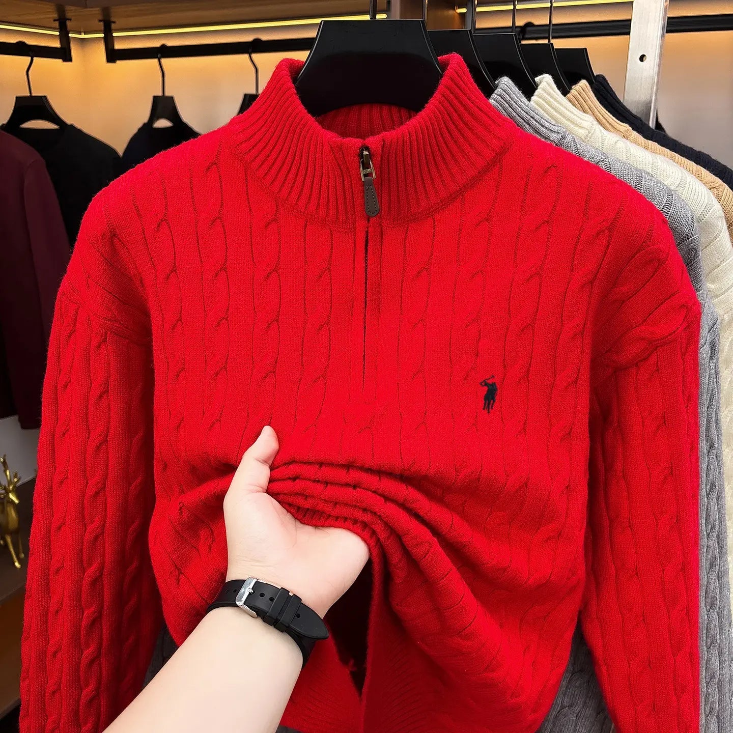 Herren-Designer-Sweater aus kräftigem Rot mit Zopfmuster und halbem Reißverschluss, mit klassischem, auf die Brust besticktem Polologo.