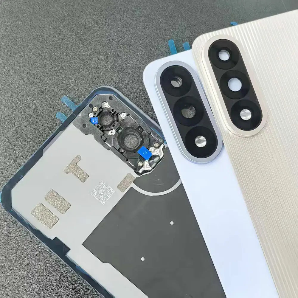 背面交換用のカメラレンズに対応する「OnePlus Nord」用ホワイト質感ガラス背面パネル。トリプルカメラモジュールを搭載しています。