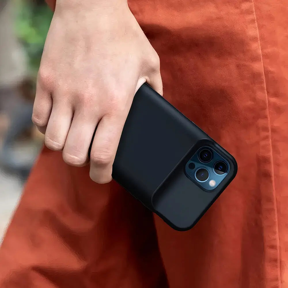 Schwarze matte Pro-Max-Akku-Ladehülle, eng anliegend über die Rückseite eines iPhone 12 Pro