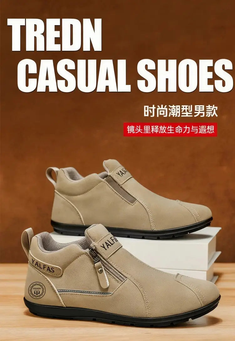 Herren-Casual-Sneaker aus beigem Wildleder zum Hineinschlüpfen mit seitlichem Reißverschluss, schwarzer Gummisohle und Yalfas-Branding.