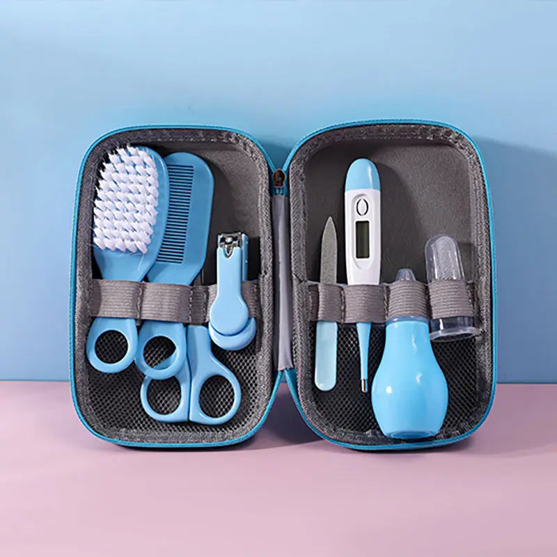 Blaues Pflege- und Grooming-Set für Babys, 8-teilig, mit verschiedenen Werkzeugen ordentlich organisiert in einer Reißverschlusstasche für die Säuglingspflege und das Grooming.