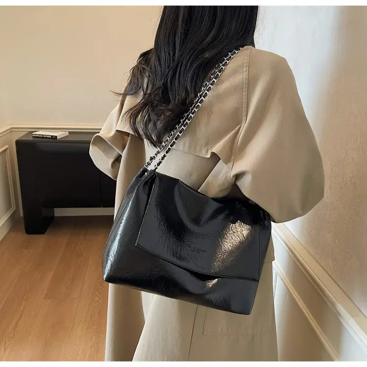 Bolso bandolera negro de piel sintética (PU) con gran capacidad, acabado en charol negro y correa de cadena plateada, para bolsos bandolera elegantes.