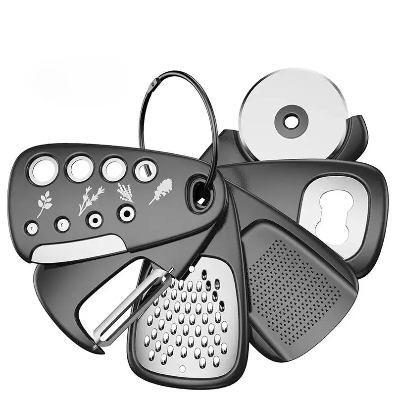 Set für platzsparende Küchengeräte aus schwarzem und Edelstahl, mit Mehrzweck-Reibe mit kräuterthematischer Gravur am Griff sowie integrierten Flaschenöffner und Pizzaschneider