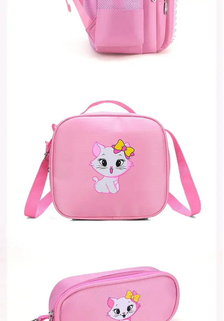 Rechteckige rosafarbene Umhängetasche aus strapazierfähigem Material als Teil des rosa Katzen-Schulrucksack-Sets für Mädchen mit einem Cartoon-Kätzchen und einer gelben Schleife auf der Vorderseite.